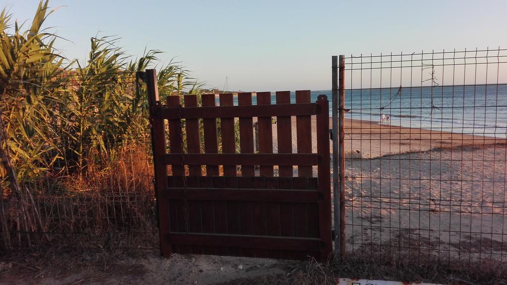 En Finca Las Dunas Dos Chalets Con Jacuzzis En Primera Linea De Playa , Uno De 4 Dormitorios Y Otro De 2 Dormitorios, Llama Al Seiscientos Veintisiete Cuatrocientos Diecisiete Trescientos Noventa Y Ocho Rota Buitenkant foto
